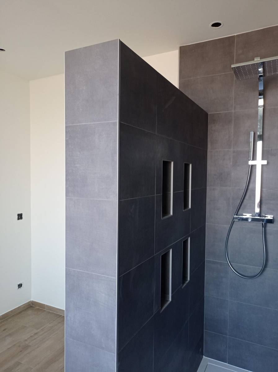 Salle de bain avec douche italienne