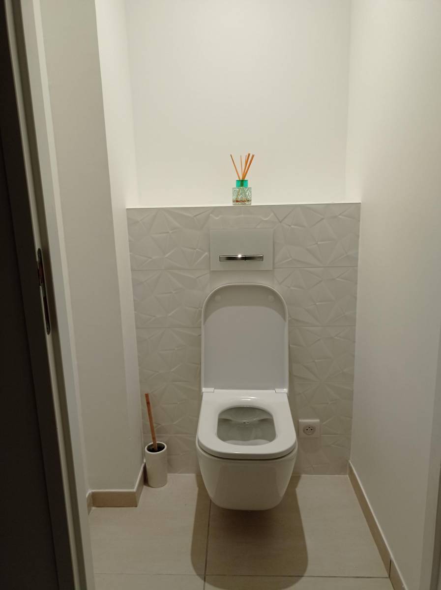 Réalisation de toilette suspendu indépendante