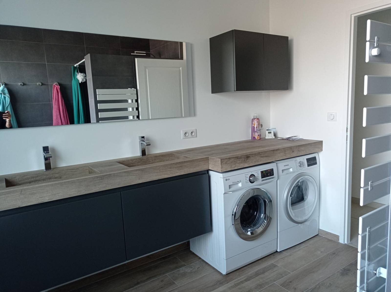 Salle de bain avec espace pour lave linge + sèche linge