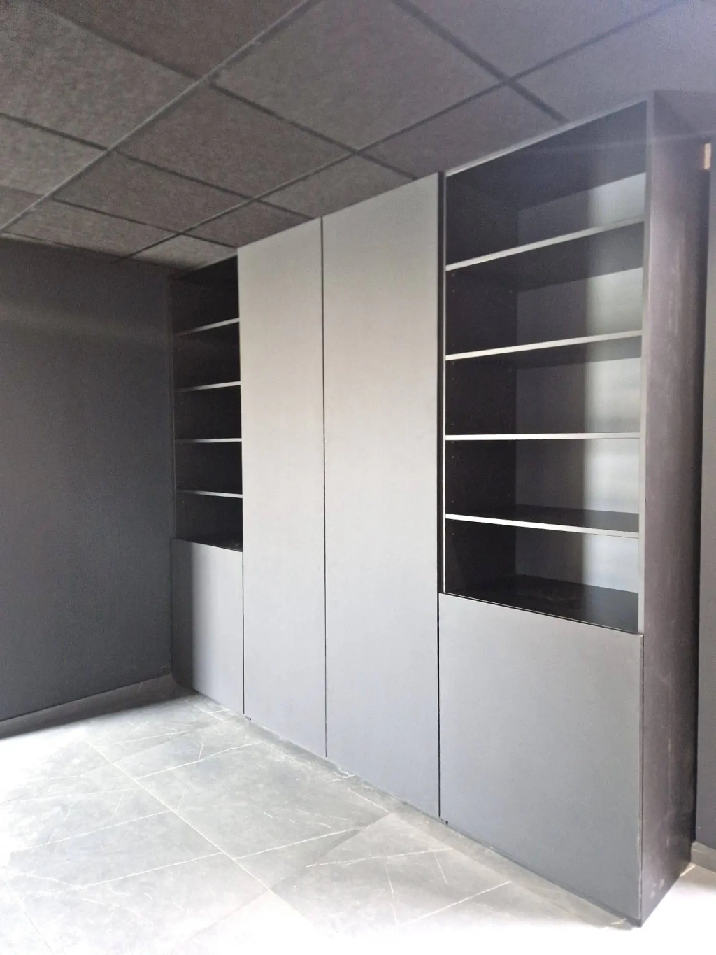 Meuble de rangement sur mesure en mélaminé noir à Meyzieu