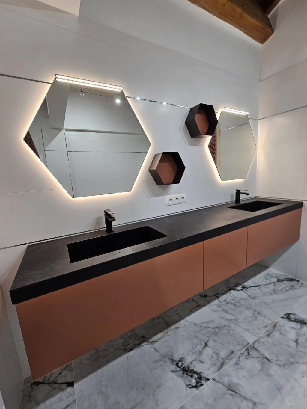 Salle de bain sur mesure moderne à Genas