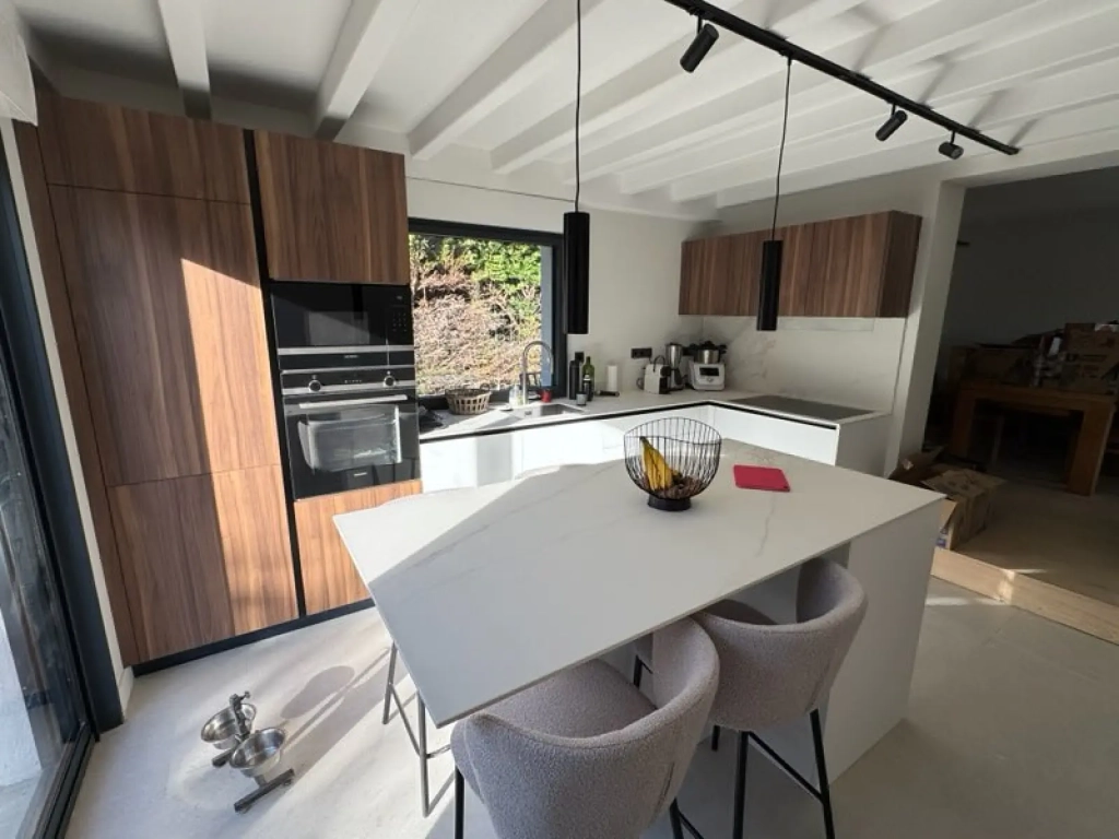 Création d'une cuisine Fenix Blanc avec plan de travail en céramique à Lyon, pour un projet sur mesure