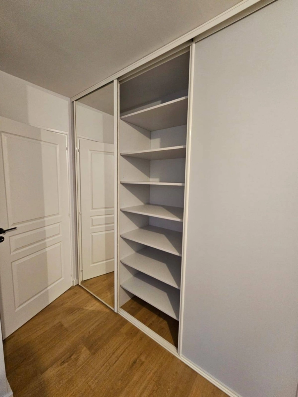 Création sur mesure d'un dressing en mélaniné gris clair à Genas