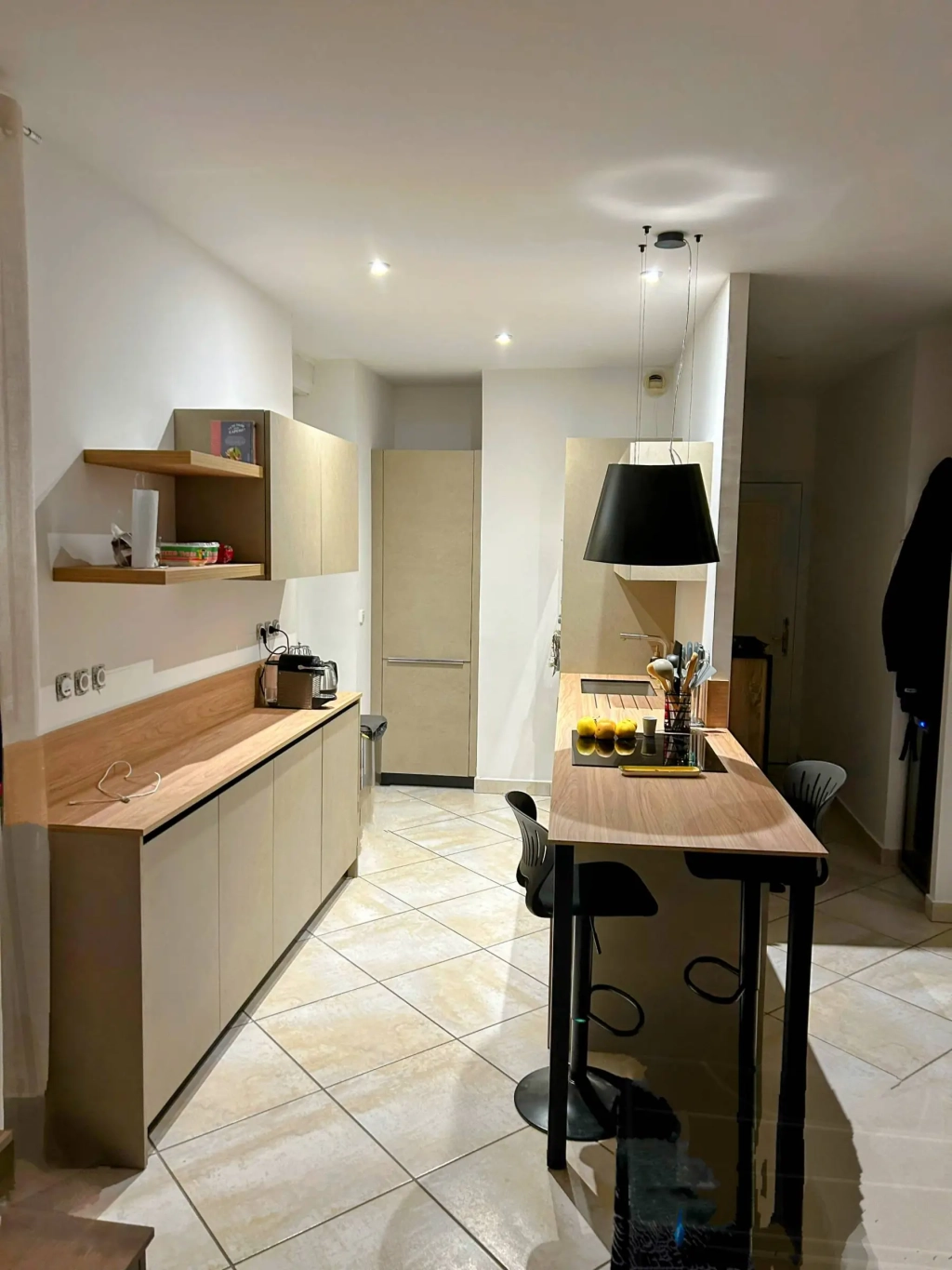 Cuisine sur mesure avec façades en bilaminée argila à Dolomieu