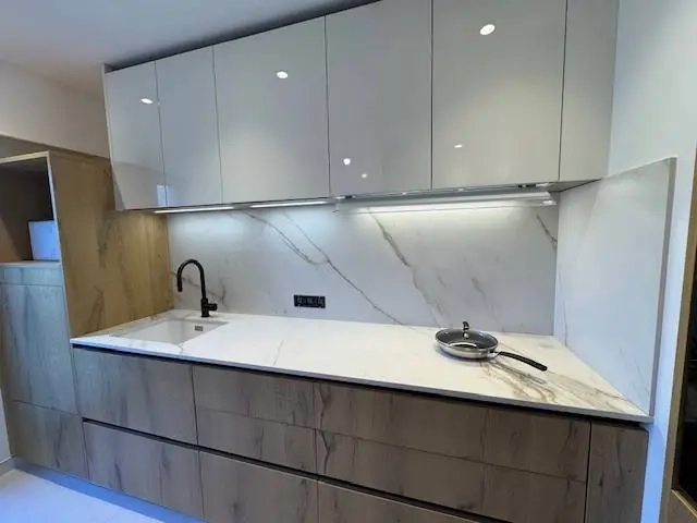 Cuisine sur mesure avec plaque induction invisible Mougins