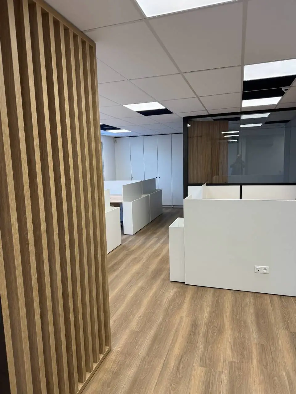 Rénovation d'un local commercial à Brignais, avec pose de claustras, jardinière et montage des bureaux et d'une armoire