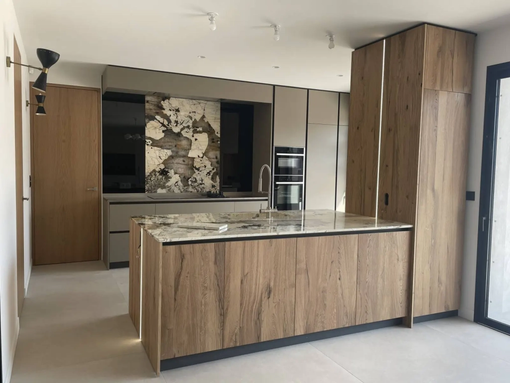 Cuisine sur mesure avec îlot central à Lyon