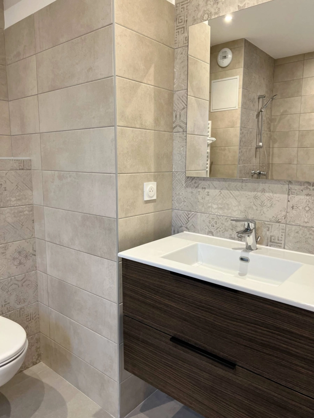 Réalisation d’une salle d'eau sur mesure pour appartement à Pusignan