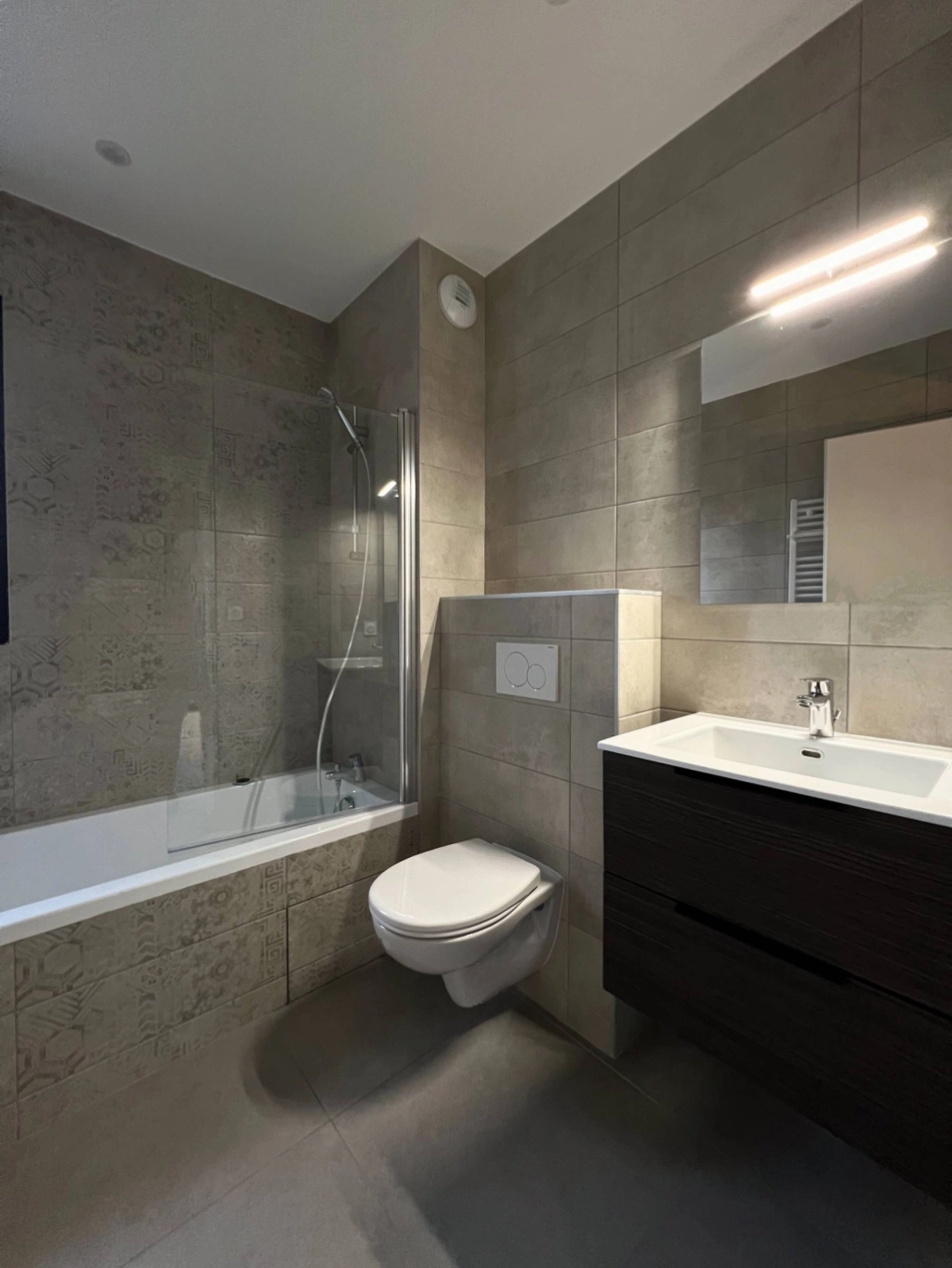 Réalisation d’une salle de bain sur mesure pour appartement à Pusignan