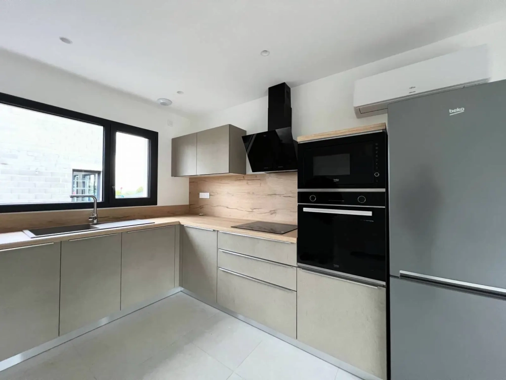 Cuisine sur mesure avec des façades en béton à Pusignan