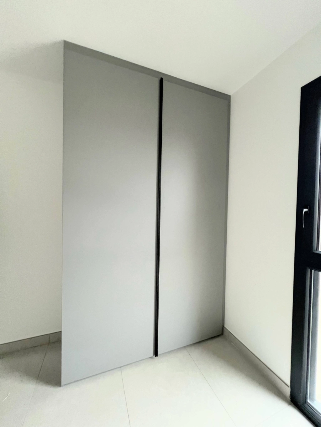 Réalisation d'un dressing sur mesure gris clair à Pusignan
