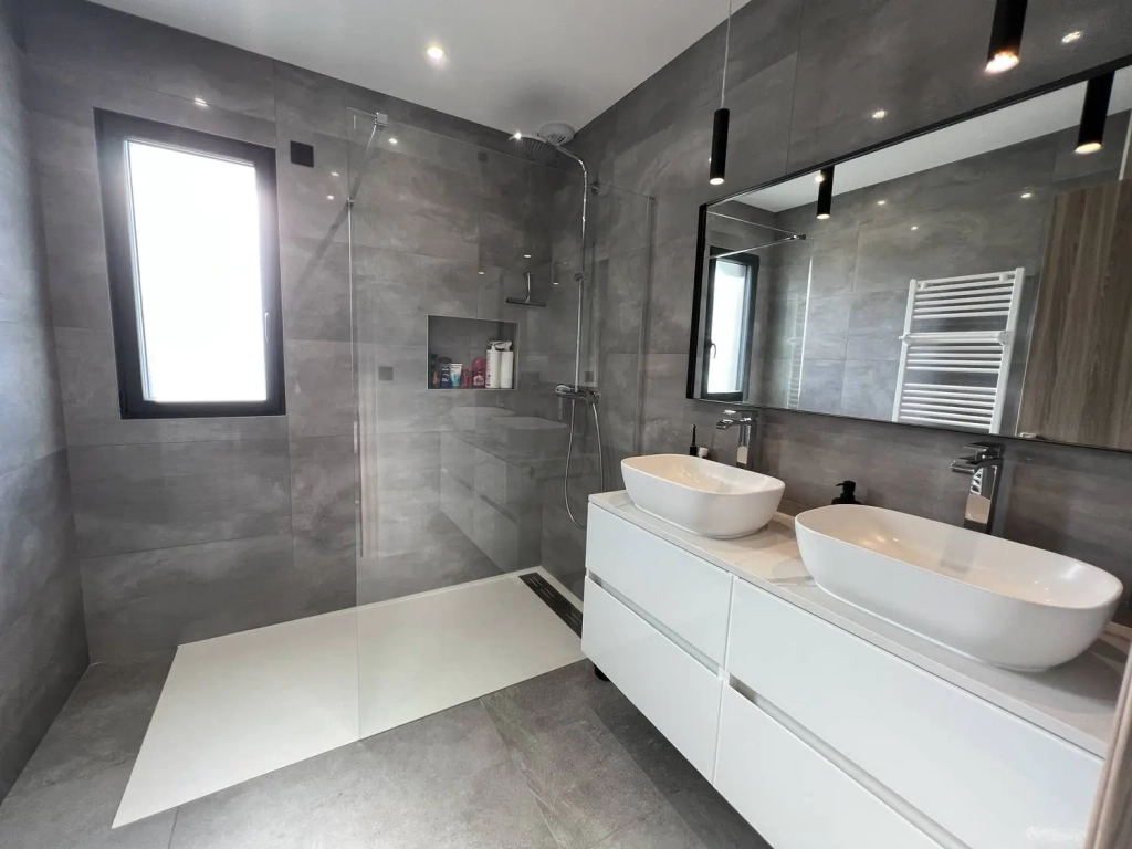 Salle de bain parentale avec plan en marbre à Pusignan
