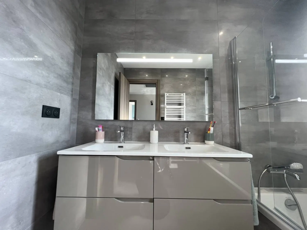 Élégante salle de bain sur mesure taupe à Pusignan