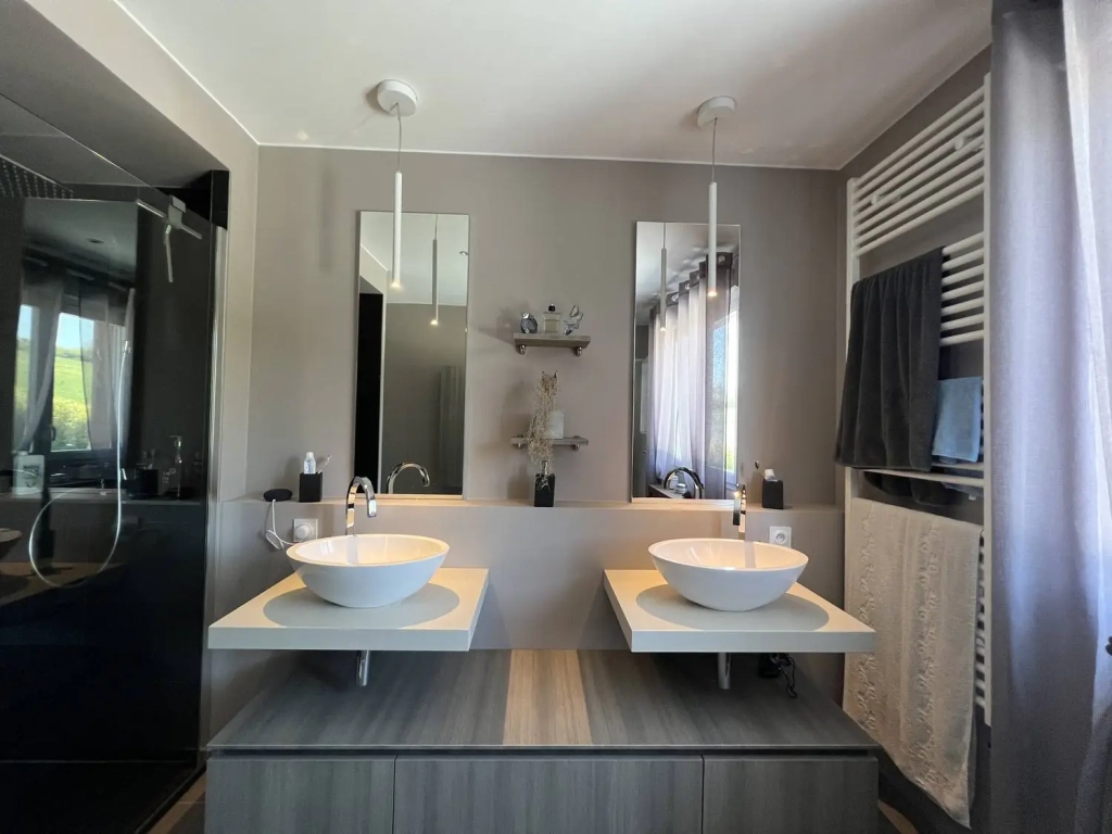 Rénovation d'une salle de bain sur mesure avec vasques en céramique à Meyzieu