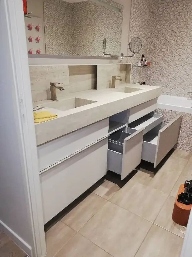 Salle de bain avec plan Neolith à Lyon