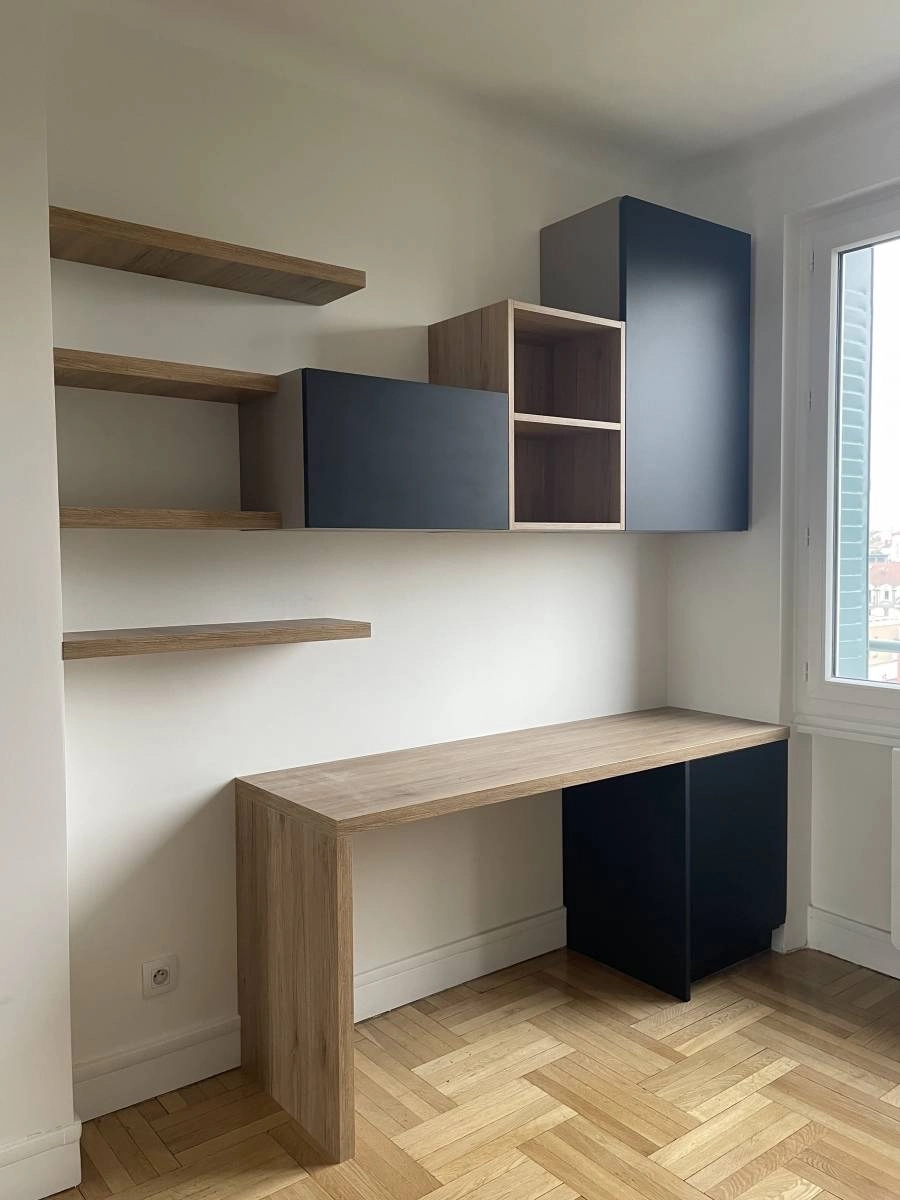 Bureau et étagères sur mesure pour une chambre d'enfant proche de Lyon