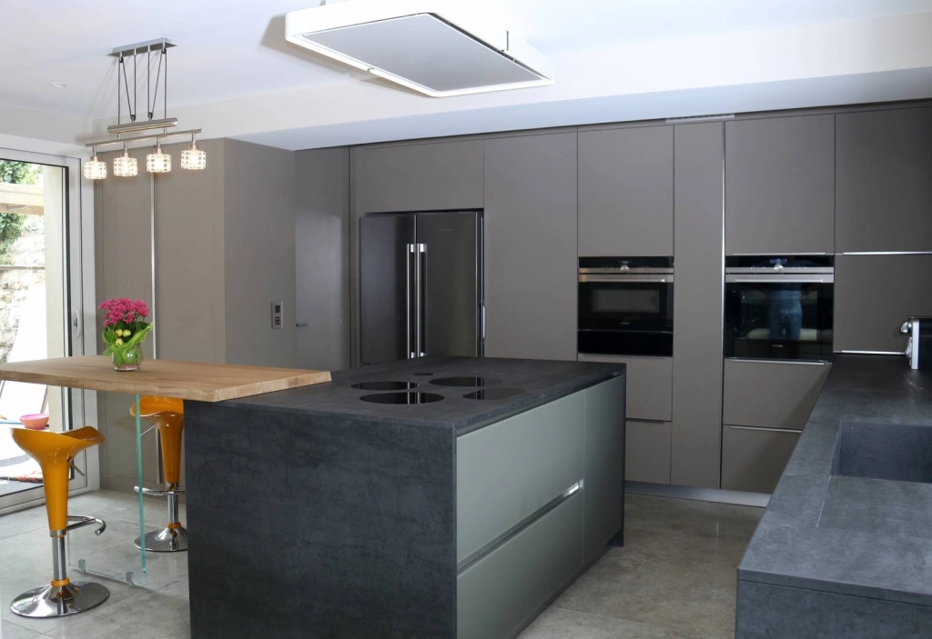 Cuisine sur mesure avec îlot central à Saint-Pierre-de-Chandieu