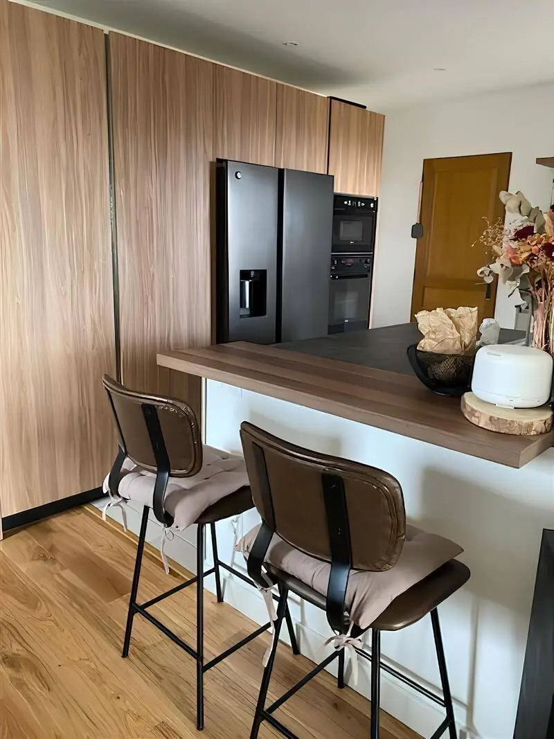 Cuisine sur mesure avec plan de travail en compact à Genas