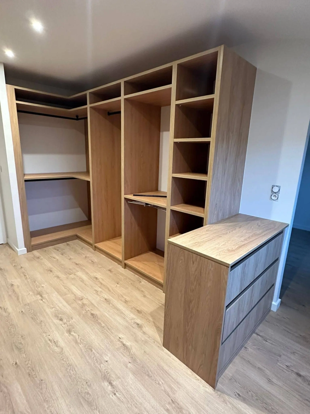 Création d'un dressing d'angle en bois sur mesure avec tiroirs et penderie à Lyon