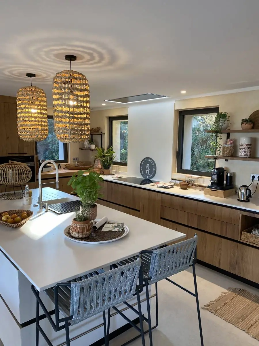 Réalisation d'une cuisine bohème proche de Saint-Tropez