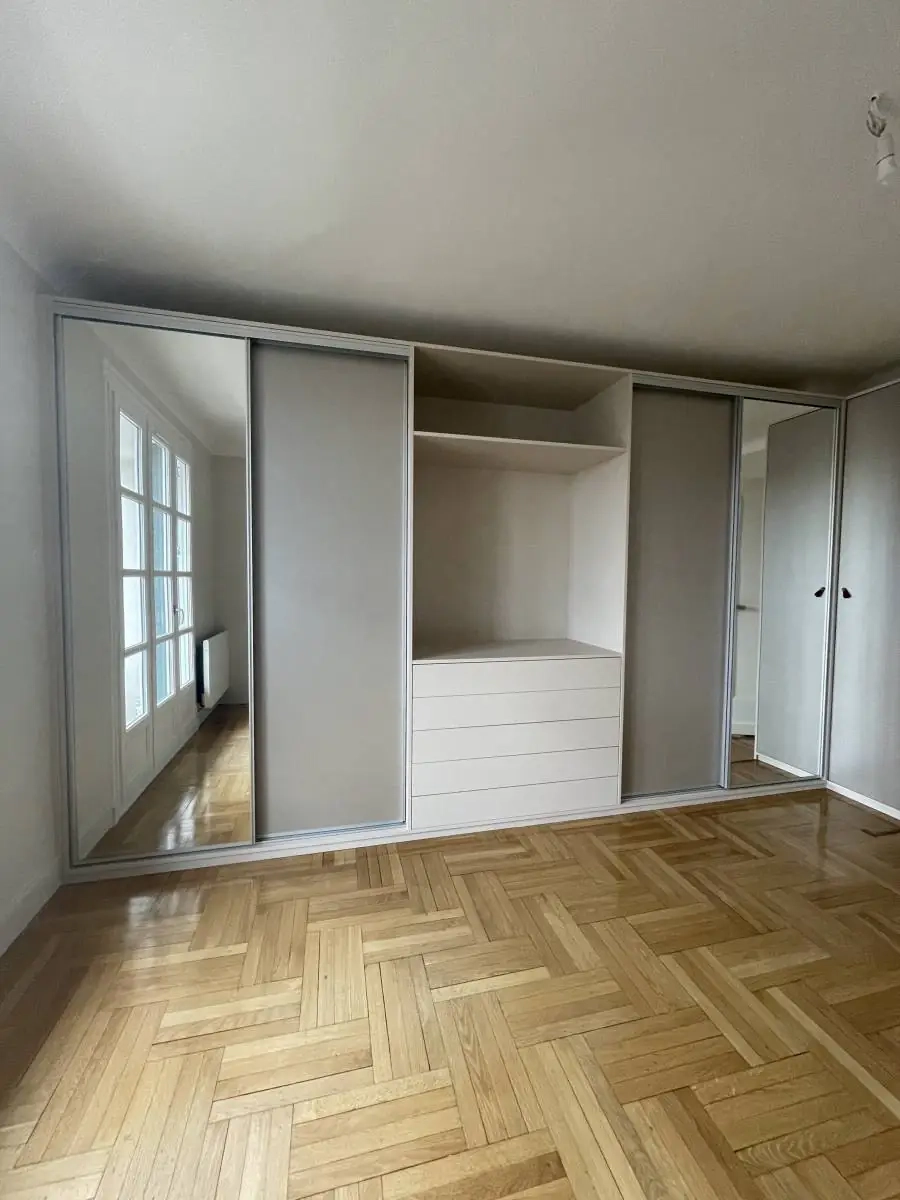 Création et installation d'un grand dressing parentale 3 portes proche de Lyon