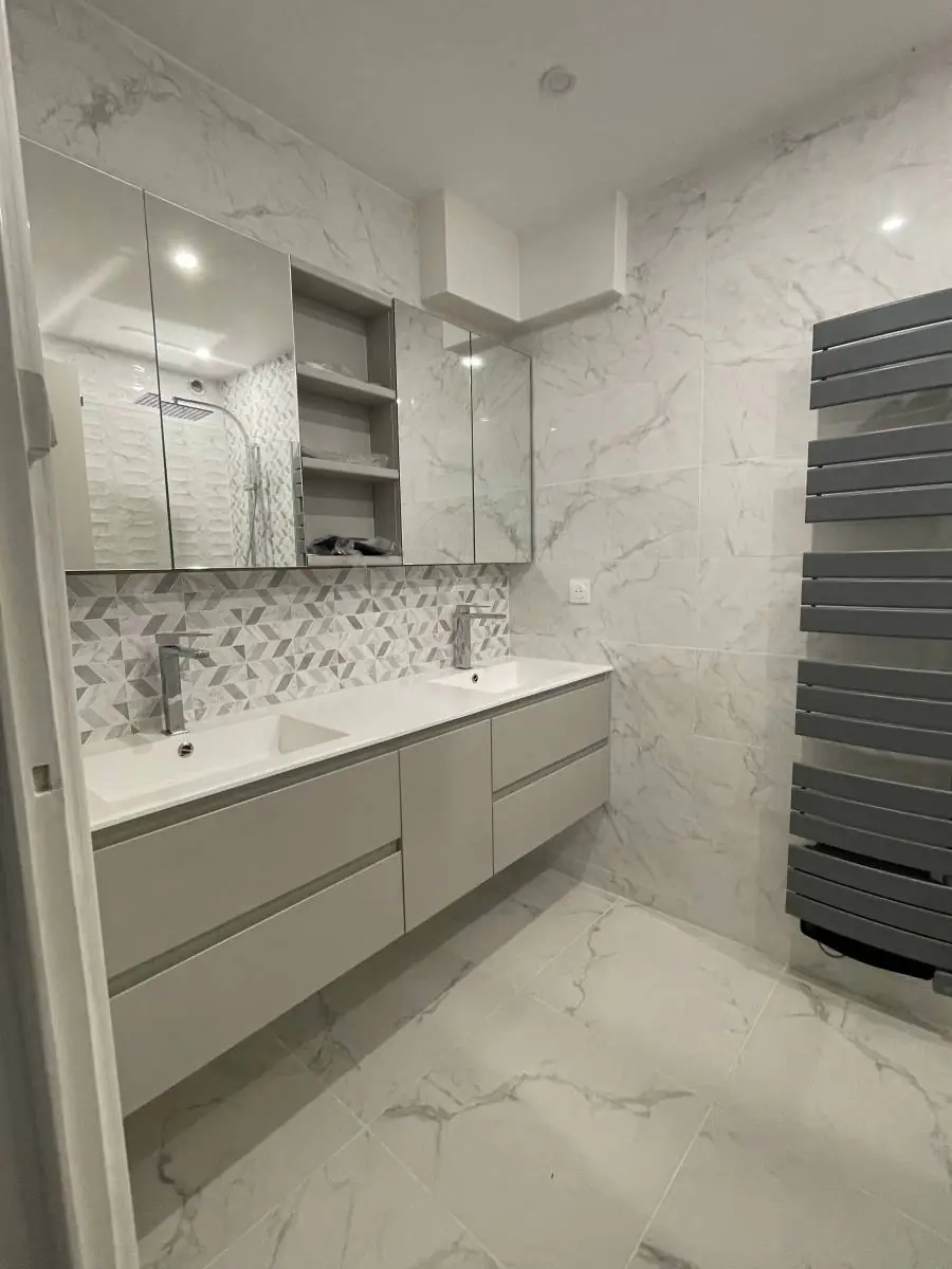 Concrétisation d’un projet de salle de bain sur mesure avec double vasques à Lyon